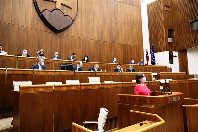 Zálohovanie sa posúva o rok, viaceré lehoty dostali odklad. NR SR prijala dôležité zmeny